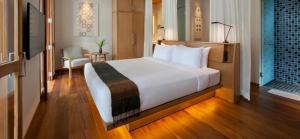 Avani+ Luang Prabang Hotel客房内的一张或多张床位