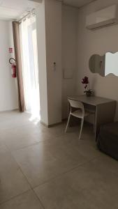 a living room with a table and a chair at Dimora L&A in Portocannone
