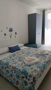 a bedroom with a bed with two towels on it at Dimora L&A in Portocannone +8 photos