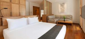 Avani+ Luang Prabang Hotel客房内的一张或多张床位