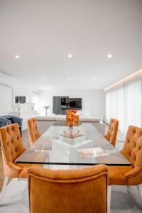 a dining room with a table and chairs at Casa Fregim in Amarante