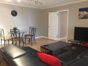 un soggiorno con divano e tavolo di Downtown Big 1 Bedroom #20I ad Atlanta