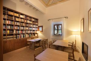a library with tables and chairs and bookshelves at Monnàber Vell in Campanet