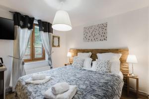 a bedroom with a bed with two towels on it at Hotel Le Blanche Neige in Valberg