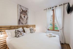 a bedroom with a bed and a picture of a wolf at Hotel Le Blanche Neige in Valberg