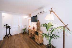 a living room with a desk and a plant at Villa Mary Suites in Positano