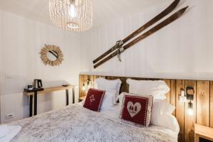 a bedroom with a bed with two pillows on it at Hotel Le Blanche Neige in Valberg