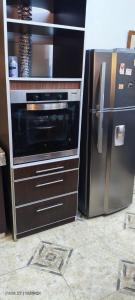 a kitchen with a microwave and a refrigerator at Yahweh temporarios in Río Grande