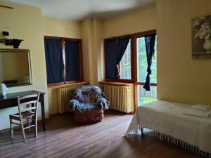 ein Schlafzimmer mit einem Bett, einem Schreibtisch und einem Stuhl in der Unterkunft la sequoia in Castagneto Po + 17 Fotos