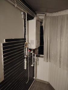 a room with a air conditioner on the wall at Apartament Centru in Râmnicu Vâlcea