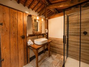 a bathroom with a sink and a shower at Il cielo di Anghiari Guest house in Anghiari