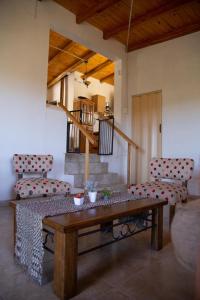 a living room with a table and two chairs at Los 2 Hermanos in Tanti