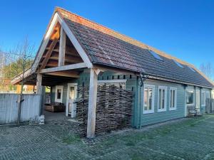 a green house with a roof on top of it at Green House in Koudekerke