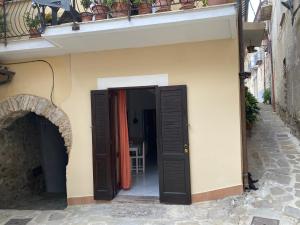 an entrance to a building with an open door at ZIO DOMENICO Al Vicolo in Castellabate
