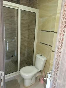 a bathroom with a toilet and a shower at Appart 5min plage, plein centre in Sidi Rahal