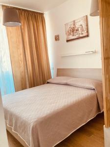 a bedroom with two beds and a window at Casa Di Luce Junior Con Parcheggio Privato in Montesilvano