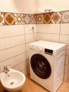 a washing machine in a bathroom next to a sink at Casa Di Luce Junior Con Parcheggio Privato in Montesilvano