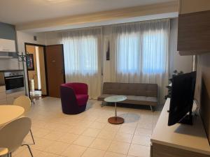 a living room with a couch and a tv at Casa Margot in Villaverla