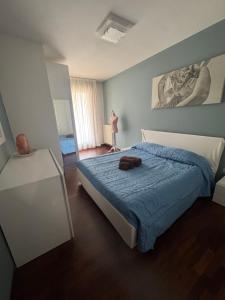 a bedroom with a bed with a blue comforter at Casa Margot in Villaverla