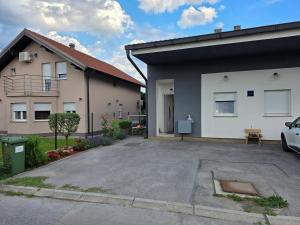 a parking lot in front of a house at apartmani mikek in Domaslovec