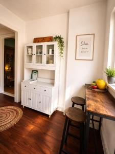 a kitchen with a counter and a table and stool at Pension zum Ziegenbart in Tangermünde
