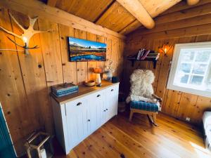 a room with a desk in a log cabin at Atmospheric cabin by Lesjaskogsvatnet in Lesja