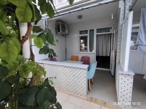 a balcony with a table and chairs on a building at Avsa BARAN MOTEL apart in Marmara