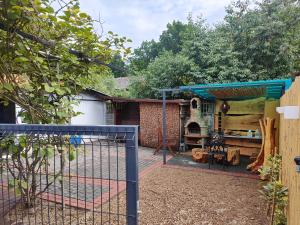 a garden with a gate and a shed at El Paso Unin 1 in Unin +3 photos