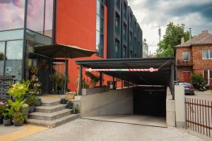 een gebouw met een zwarte luifel aan een straat bij Algiro Hotel in Kaunas