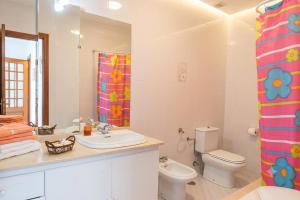 a bathroom with a sink and a toilet and a shower at Céntrico Apartamento Rosalía 3H in O Grove