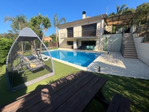 a backyard with a swimming pool and a house at Caribe in Platja d'Aro