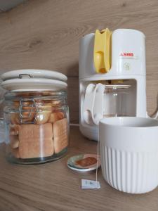 a table with a jar of food and a blender at L'appartement de Sigrid in Pézenas