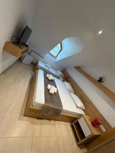 an overhead view of a bed in a room at Jeton Resort in Çerenec i Poshtëm