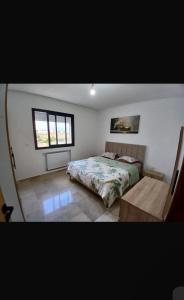 a bedroom with a bed and a window at Sweet home in Ariana