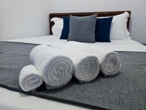 a pile of towels sitting on top of a bed at Casa Cayena - Tangalle in Tangalle