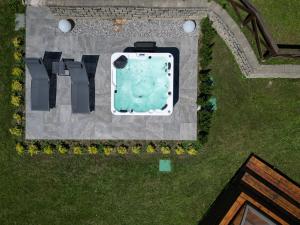 Piscina a FaBe Chalet - Jacuzzi Panoramica & Mountain Escape o a prop