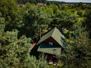 an overhead view of a house in the trees at Zielone okiennice in Chobie