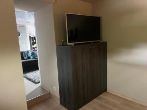 a living room with a flat screen tv on a cabinet at coin détente in Juprelle