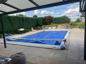 a large swimming pool with a blue at coin détente in Juprelle