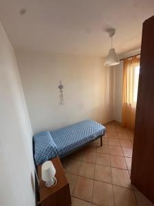 a room with a bench with a cross on the wall at La CASA DI LUDO in Bernalda