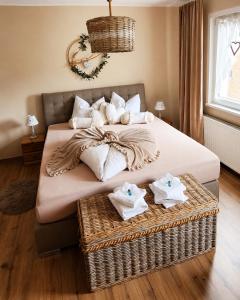 a bedroom with a bed with towels on it at Ferienwohnung Schmidtalien,inklusive Infrarotsauna in Dommitzsch