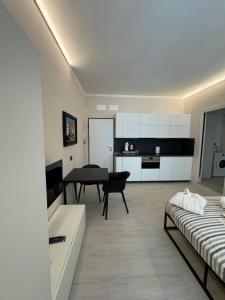a living room with a table and a kitchen at Mono Chic by PortofinoVacanze in Rapallo