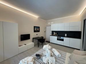 a living room with a bed and a kitchen at Mono Chic by PortofinoVacanze in Rapallo