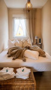 a bedroom with a large bed with towels on it at Ferienwohnung Schmidtalien,inklusive Infrarotsauna in Dommitzsch