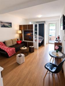 a living room with a couch and a table at Apartmani Anja in Ohrid