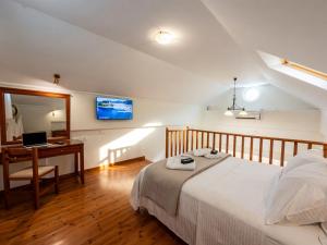 ein Schlafzimmer mit einem Bett und einem Schreibtisch mit Computer in der Unterkunft Orama Parga in Parga