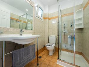 ein Badezimmer mit Waschbecken, Dusche und Toilette in der Unterkunft Orama Parga in Parga
