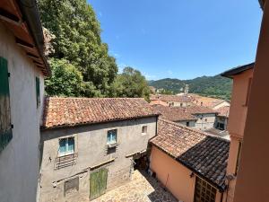 an overhead view of a city with buildings and trees at Casa Guidi in Santa Sofia
