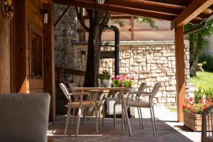 Zona d'estar a FaBe Chalet - Jacuzzi Panoramica & Mountain Escape