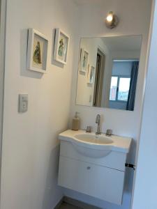 a bathroom with a sink and a mirror at Refugio Centro in Puerto Madryn